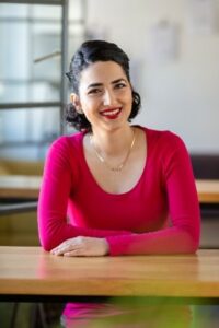 זמרת, מלחינה ומעבדת מוסיקלית. לומדת פיתוח קול מזה 15 שנה. בנוסף, מפיקה, יוזמת ומנהלת שלושה הרכבים מוסיקליים, מורה לפיתוח קול ומורה למוזיקה לגיל הרך. מנחת סדנת פרפורמנס לזמרים. סיימה בהצטיינות מסלול אומנויות רב תחומי בביה"ס רימון. מצטיינת דיקן בתואר