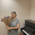 מורה לפסנתר, בוגרת אקדמיה לאומנויות ברוסיה עם תואר שני . למעלה מ- 40 שנות ניסיון בהוראה.