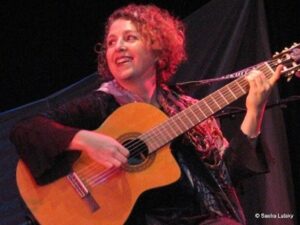 מוסיקאית יוצרת ומעבדת בוגרת האקדמיה למוסיקה בתל אביב בלימודי גיטרה קלאסית. עוסקת גם בניצוח מקהלות וריתמיקה. מלמדת בקונסרבטוריונים, מנצחת על מקהלת לאדינו ביהוד ומורה לטרום כלי במרכז המוסיקה ביפו. עבדה עם אוכלוסיות עם צרכים מיוחדים וכיום עובדת עם חולי אלצהיימר ששרים רוקדים ומנגנים בהדרכתה.