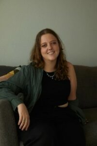 בוגרת מסלול ביצוע ווקאלי בבית הספר רימון למוסיקה, עם ניסיון בהוראת פיתוח קול וליווי תלמידים בכל הגילאים והרמות. למדה הוראת פיתוח קול אצל תמי קצין, ואת קורס "לב הקול" בהנחיית ארמת ארנהיים שרון, לצד לימודים פרטיים עם מיטב המורות בארץ, השתתפות בהרכבים קוליים שונים ועשר שנות לימוד במרכז המוסיקה רעננה.