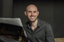 פסנתרן, מעבד ומלחין, בוגר מסלול הJazz Institute של בית ספר רימון. בוגר תואר ראשון B.Mus בהצטיינות בהלחנה לסרטים בBerklee College of Music.