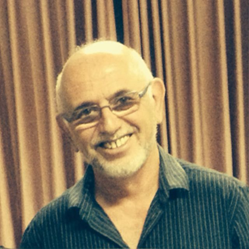בוגר קונסרבטוריון ואקדמיה בשרטוב, רוסיה, ובעל ניסיון רב כנגן בתזמורות ברחבי העולם. הופיע כסולן בהרכבים קאמרים ותזמורות ביניהן  תזמורת רעננה והרצליה, ומורה פעיל ומנוסה שנים רבות. בונה כלי קשת, וזכה בפרס בניית כינורות בתחרות במוסקבה.
