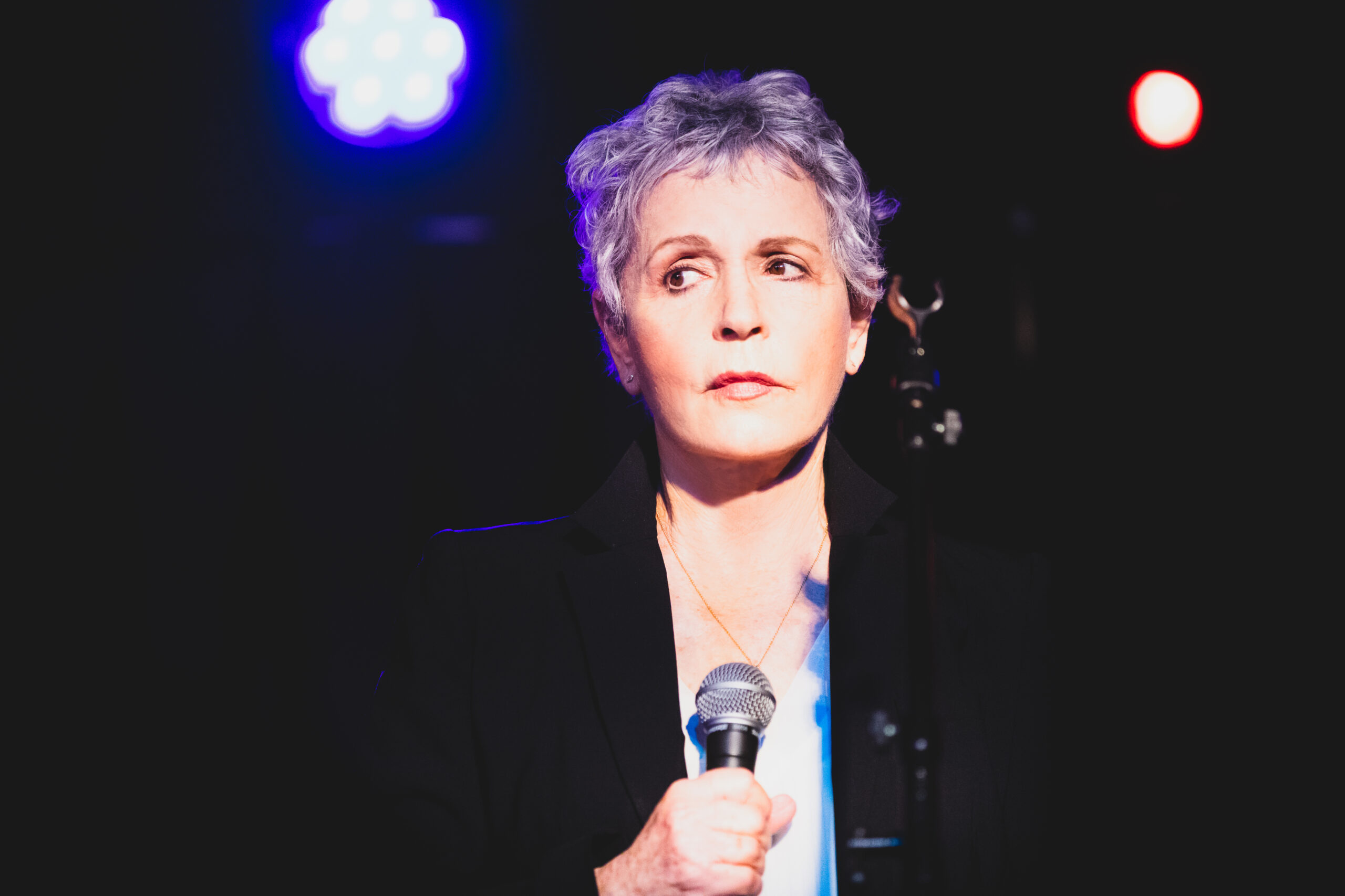 לאורה ריבלין – בעיר זרה